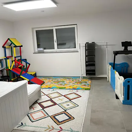 Emma Gardencity Basement Flat アパート *